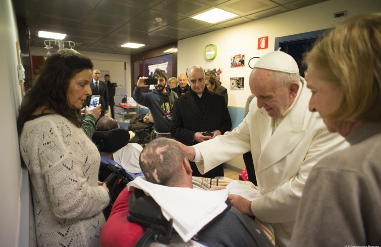 Papa Francesco visita Casa Iride - nella periferia Est di Roma - una struttura dove abitano 6 malati in stato vegetativo, assistiti dai loro familiari (15 gennaio 2016)