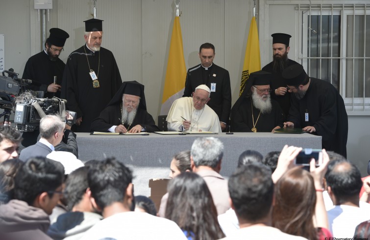 Papa Francesco, Bartolomeo I e Ieronymos II firmano una dichiarazione congiunta (Lesbo, 16 aprile 2016)