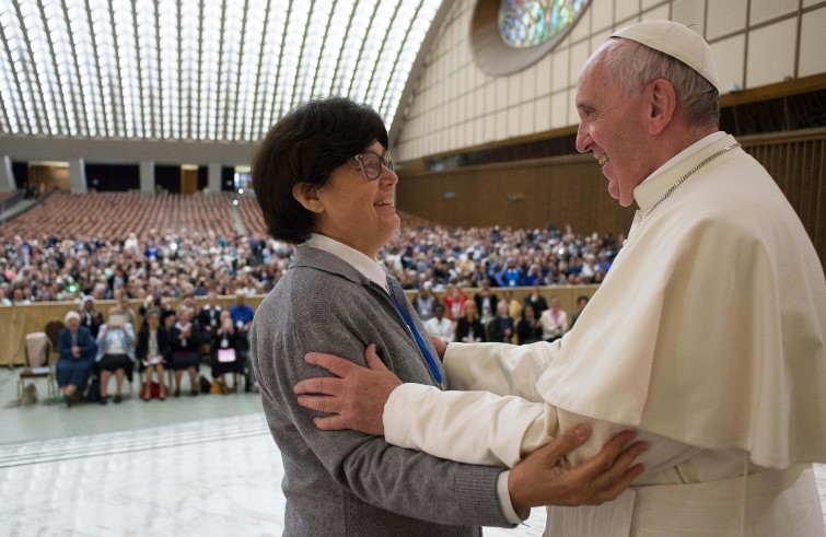 Papa Francesco riceve in udienza l'Unione internazionale superiori generali. Nella foto con suor Carmen Sammut (Vaticano, 12 maggio 2016)