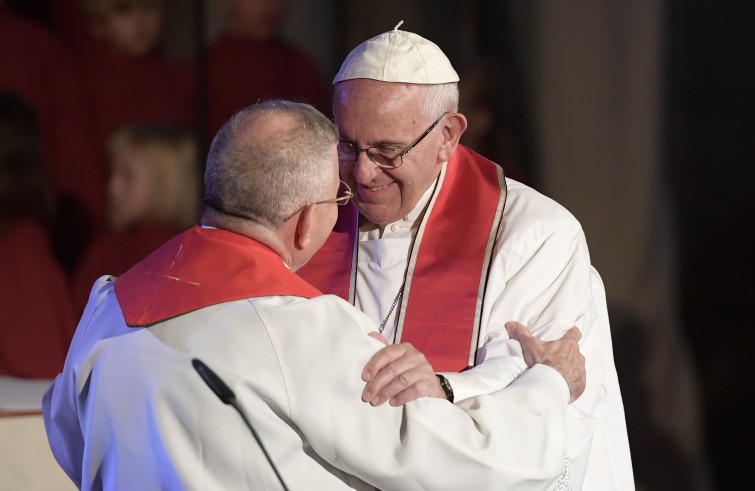 Papa Francesco e il vescovo Munib Yunan, presidente della Lutheran World Federation, firmano una dichiarazione comune (Svezia, 31 ottobre 2016)