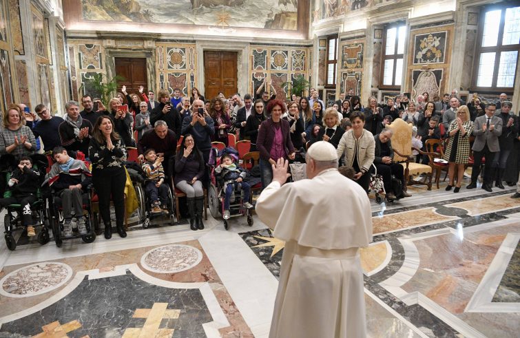 Solidarietà: Misericordia di Iolo (Prato), donato ieri un defibrillatore  per la scuola d'infanzia Papa Giovanni XXIII
