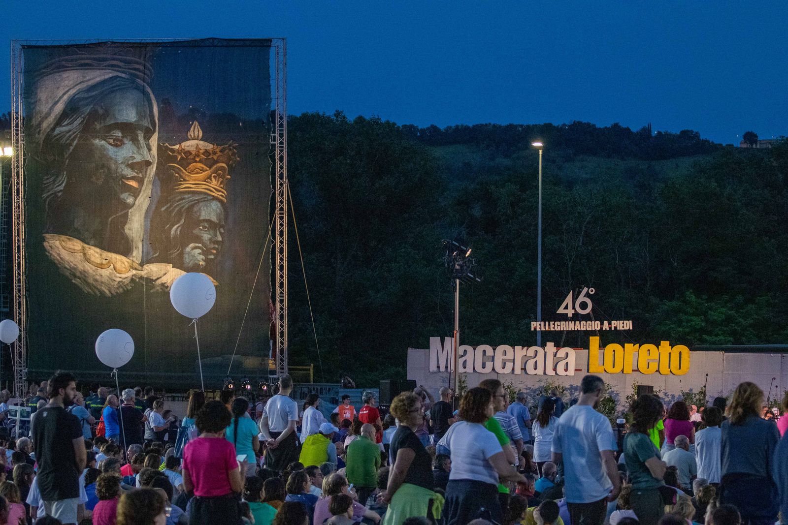 Oltre 60mila all 46ª edizione della Macerata-Loreto: il cuore in cammino -  AgenSIR